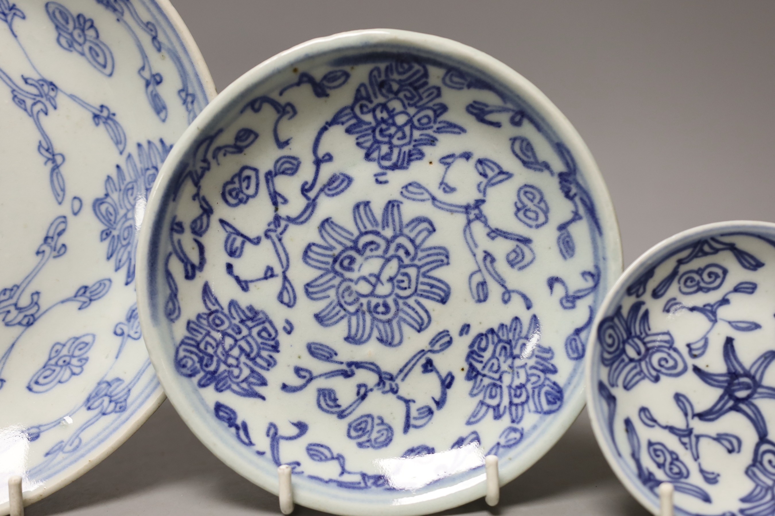 A trio of 19th century Chinese blue and white dishes - 19.5cm diameter